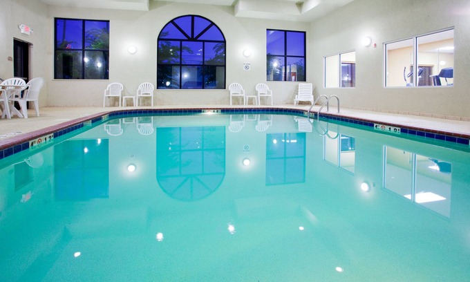 Redwood Hotel | Holiday Inn Express Hotel & Suites Rocky Mount by IHG