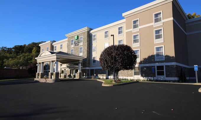 Danbury Hotel | Holiday Inn Express Hotel & Suites Danbury - I-84 by IHG