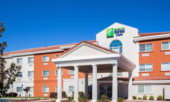 Oroville Hotel | Holiday Inn Express Hotel & Suites Oroville Lake by IHG