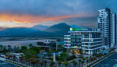 Jiangmen Hotel | Holiday Inn Express Jiangmen Yinhu Bay by IHG