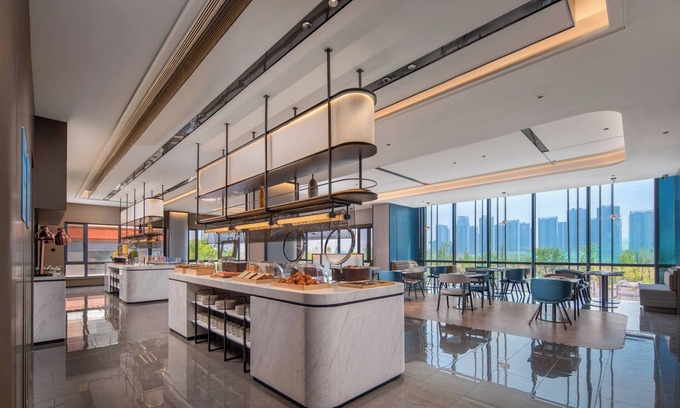 Qingdao City Center Hotel | Holiday Inn Express Qingdao City Balcony by IHG