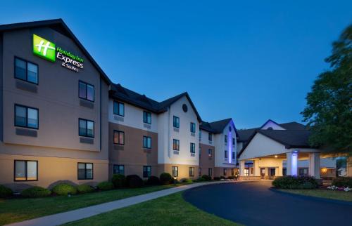 Windsor Locks Hotel | Holiday Inn Express & Suites Bradley Airport by IHG