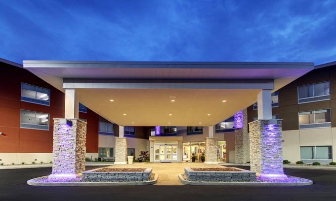 Galesburg Hotel | Holiday Inn Express & Suites Galesburg by IHG