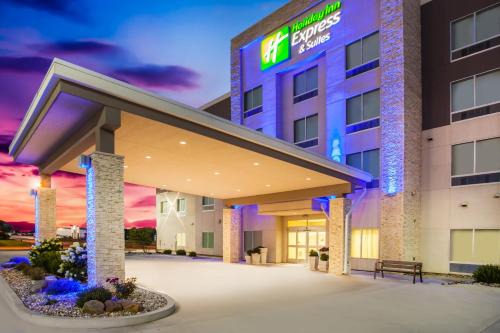 Litchfield Hotel | Holiday Inn Express & Suites Litchfield by IHG