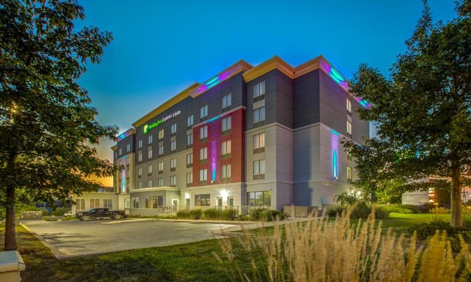 Woodstock Hotel | Holiday Inn Express & Suites - Woodstock, ON CANADA