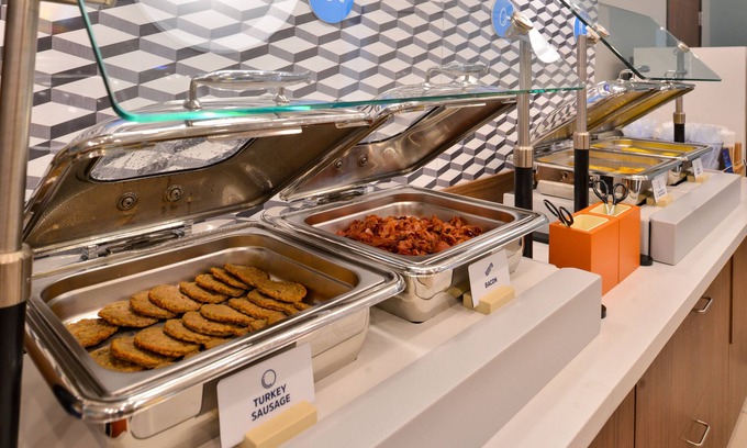 Elkhorn Hotel | Holiday Inn Express & Suites Elkhorn - Lake Geneva Area by IHG