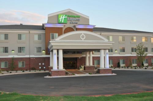 Clinton Hotel | Holiday Inn Express & Suites Clinton by IHG