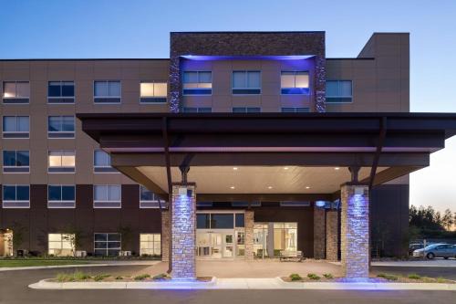 Hermantown Hotel | Holiday Inn Express & Suites Duluth North - Miller Hill by IHG