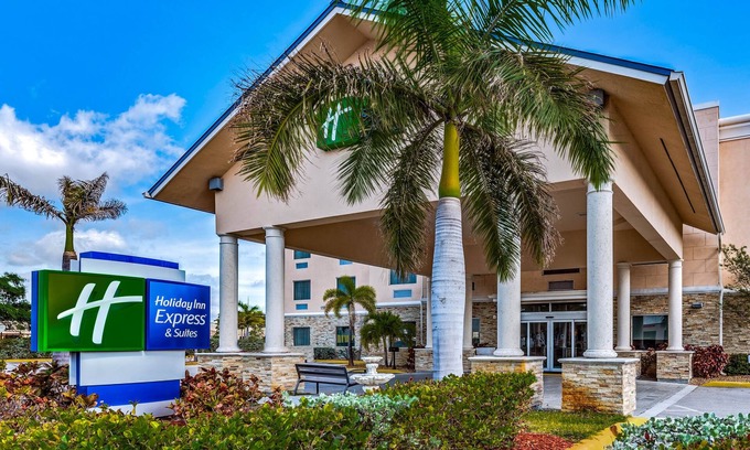 Lantana Hotel | Holiday Inn Express & Suites Lantana by IHG