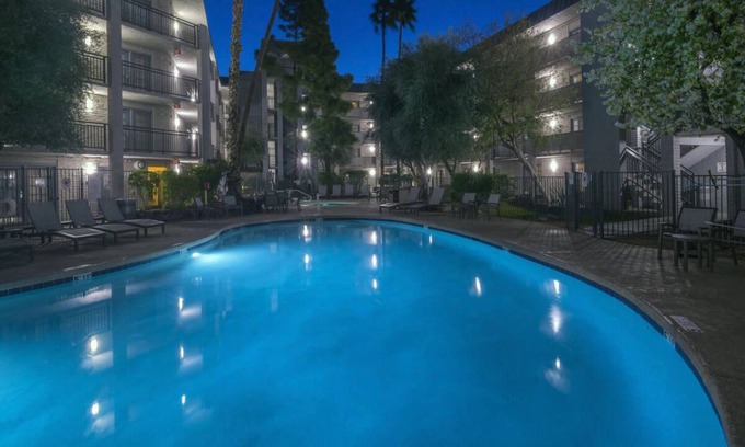 Camelback East Hotel | Holiday Inn Phoenix Airport North, Standard 2 Queens - Near City Hotspots