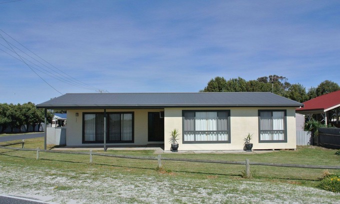 Lacepede House | Holiday Rental - 137 Marine Parade, Kingston SE