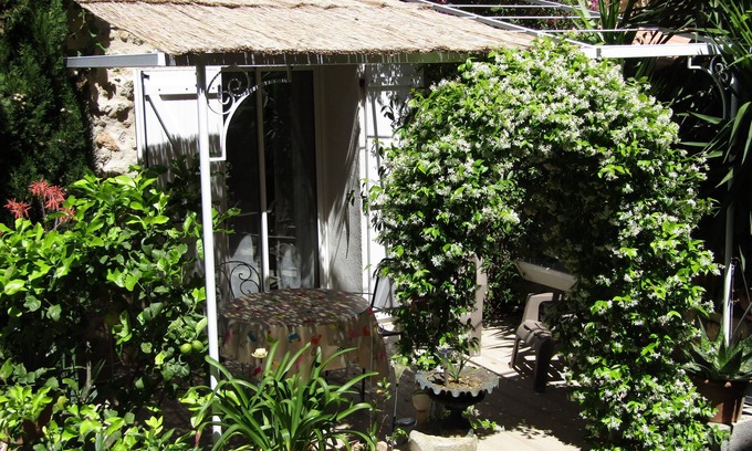 Meze Apartment | Holiday rental in private garden on the port