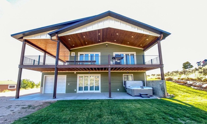 Sweetwater House | Holiday Retreat Cabin with themed rooms and New Hot Tub!