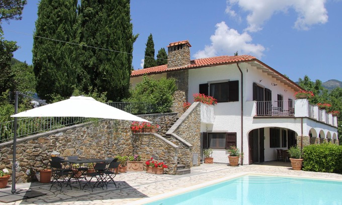 Loro Ciuffenna Villa | Holiday villa in quiet, wooded Casamona in Tuscany