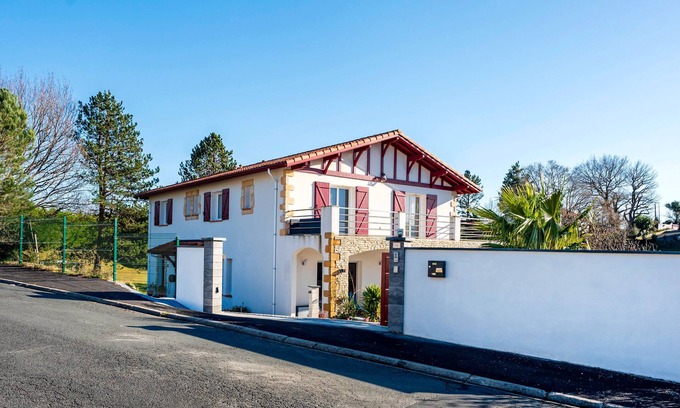 Saint-Pee-sur-Nivelle Apartment | Holidays at the Lake in a Duplex 3 with Mountain View, Private Garden and Balcony