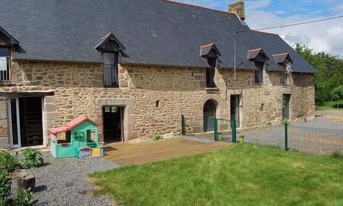 Noyal-Sous-Bazouges House | Holidays in the countryside in beautiful renovated longhouse