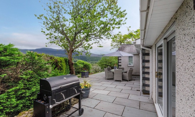 Llanelltyd House | Holly Bank - Four Bedroom House, Sleeps 8