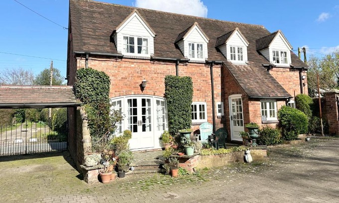Muxton House | Holly Cottage