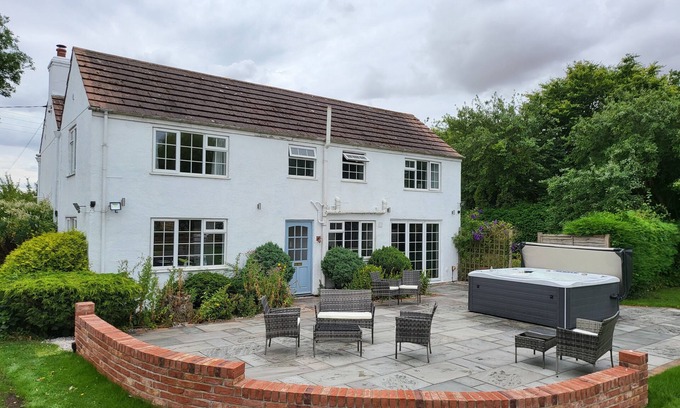 Holton Le Clay House | HOLLY COTTAGE, pet friendly, with hot tub in Wragby
