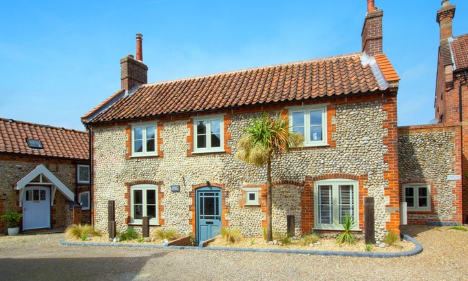 Holt House | Holly Cottage - Three Bedroom House, Sleeps 6