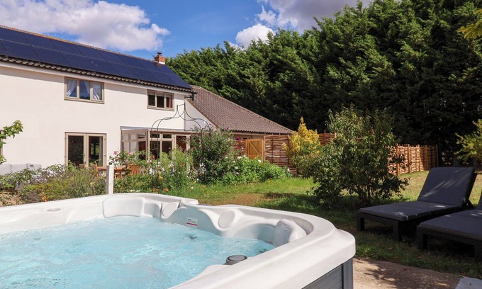 Colchester Cottage | HOLLY FARM AND ANNEXE, pet friendly, with hot tub in Brantham