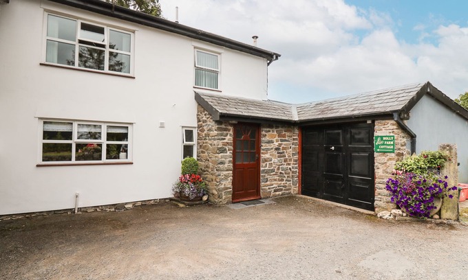 Howey Cottage | HOLLY FARM COTTAGE, family friendly, country holiday cottage in Howey