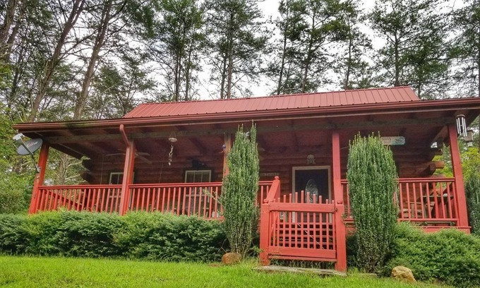Copperhill Cabin | Holly Hill- Hot Tub,Pool Table minutes to Ocoee whitewater rafting, walk to creek, Pet friendly