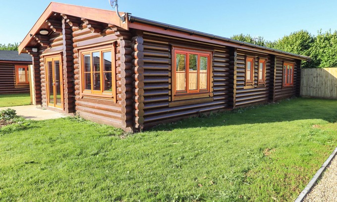 Castle Bytham Cottage | HOLLY LODGE, family friendly, with pool in Greetham, Rutland