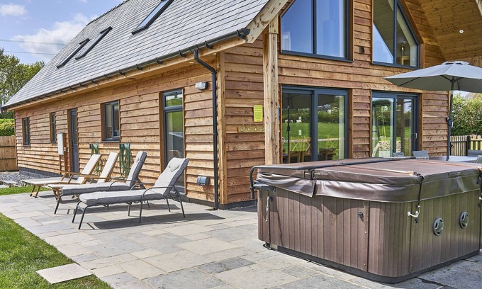 Kingswood Cottage | HOLLY LODGE, pet friendly, luxury holiday cottage in Montgomery