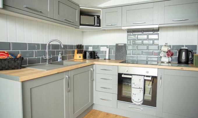 Frampton Cabin | Holly Lodge | Shepherd's Hut With Hot Tub Made From Salvaged Railway Carriages
