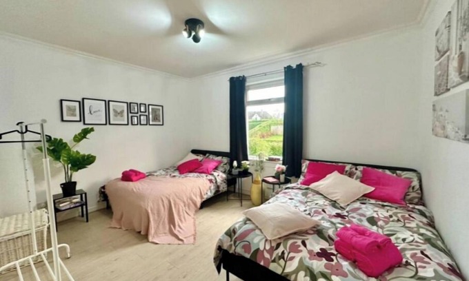 Clydebank Apartment | Holly street house with Separate Entrance, on the Edge of Glasgown