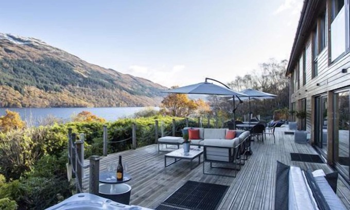 Arrochar Cottage | Hollybank House Sleeps 10 - sleeps 10 guests in 5 bedrooms