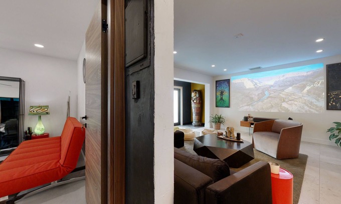 Park East House | Hollywood Haven: Hi-Tech Wellness Retreat