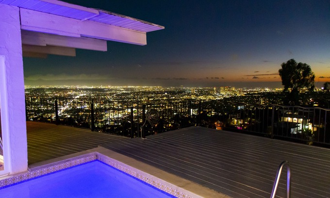 Hollywood Hills West House | Hollywood Hills jetliner views among the stars
