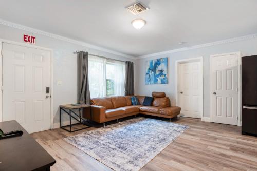 South Lake House | Hollywood Peaceful Hostel
