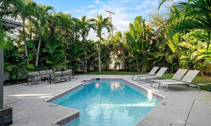 Royal Poinciana Cottage | Hollywood Tropical Retreat