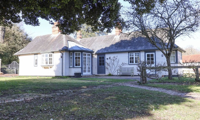 Tendring Cottage | HOLM OAK LODGE, character holiday cottage, with open fire in Weeley