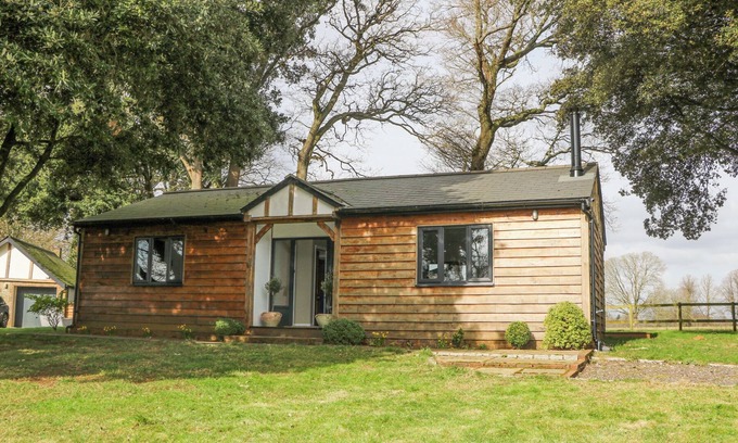 Busbridge Cottage | HOLM OAKS COTTAGE, pet friendly, with open fire in Godalming