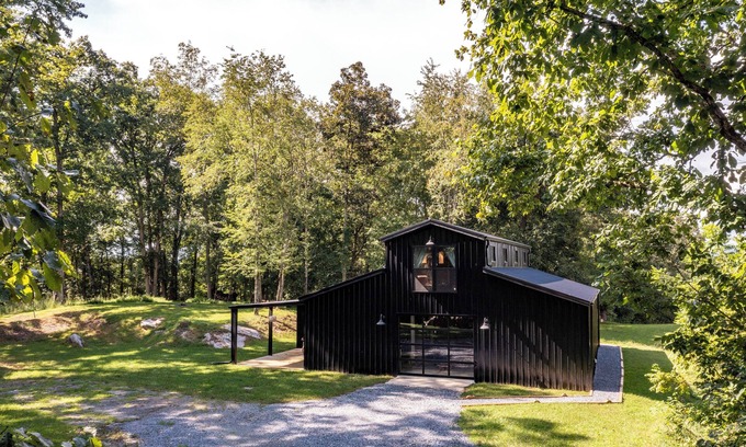 Bluff City House | Holston View HideawaynSpacious secluded Barn minutes from South Holston River.