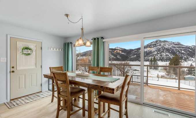 Wolf Creek House | Holter Lake at your fingertips