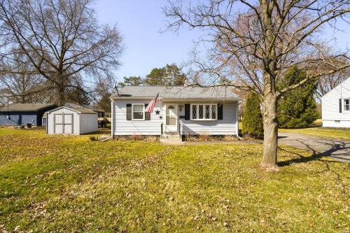 Seneca Falls House | Home 1 Mi to Its A Wonderful Life Museum and Dtwn!