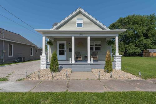 Ottawa House | Home 15 min from Starved Rock and Chicago Skydive!