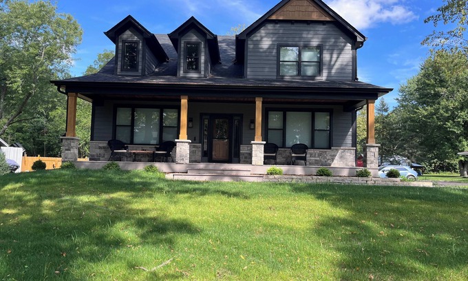 East Troy House | Home across the street from Lake Beulah in East Troy, WI. Boat rental available