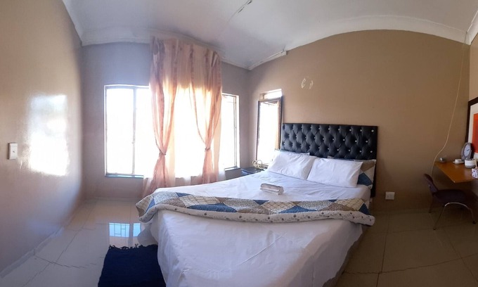 Greater Johannesburg Metropolitan Area House | Home away from home close to shopping centre
