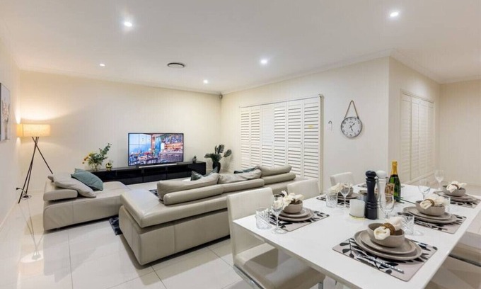 Rochedale House | Home away from home, Grand Family Mansion
