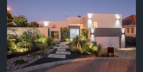 Dianella Apartment | "Home away from home " Large self contained studio with swimming pool