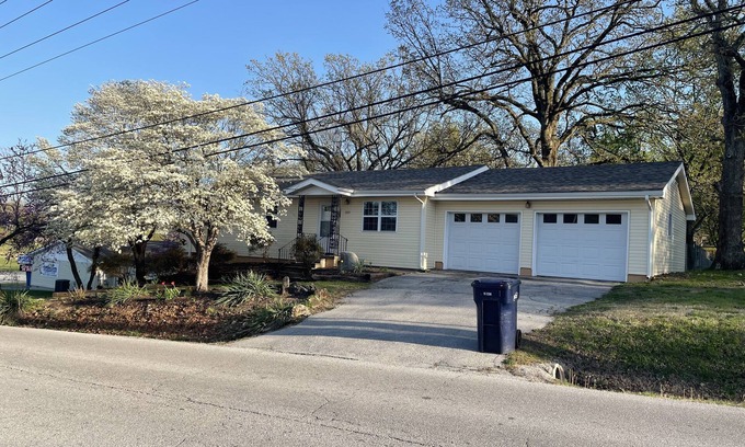 Neosho House | Home Away From Home on Ridgewood Road