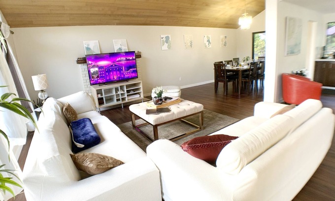 Bridle Trails House | 🍿🎦 Home Cinema, Sandy Beaches, Hiking Trails, Parks