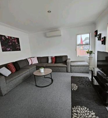 Papatoetoe House | Home Close to Amenities and Airport.