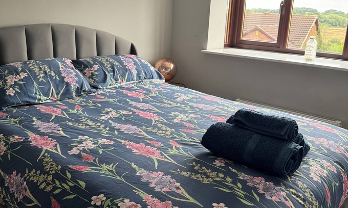 Pontefract House | Home-like 2-bedroom house with EV Charger & WiFi in Pontefract